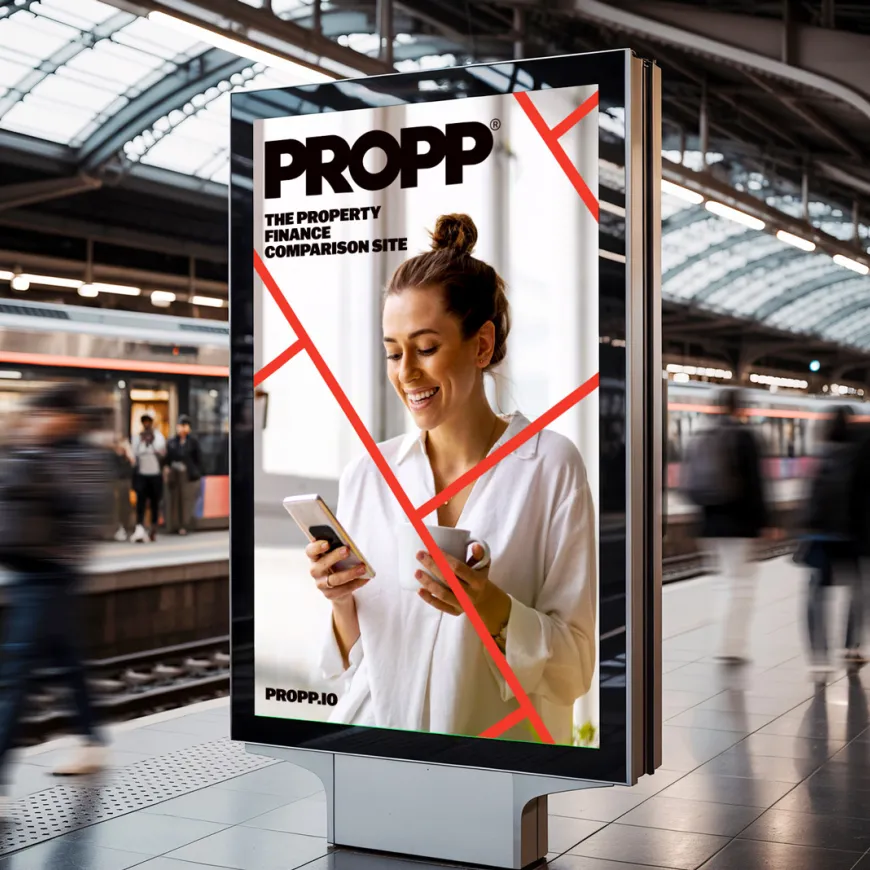 Busy trainstation with display screen showing Propp advertisement
